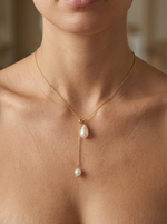 Load image into Gallery viewer, Pearl Lariat Necklace Gold Side View — Solisita
