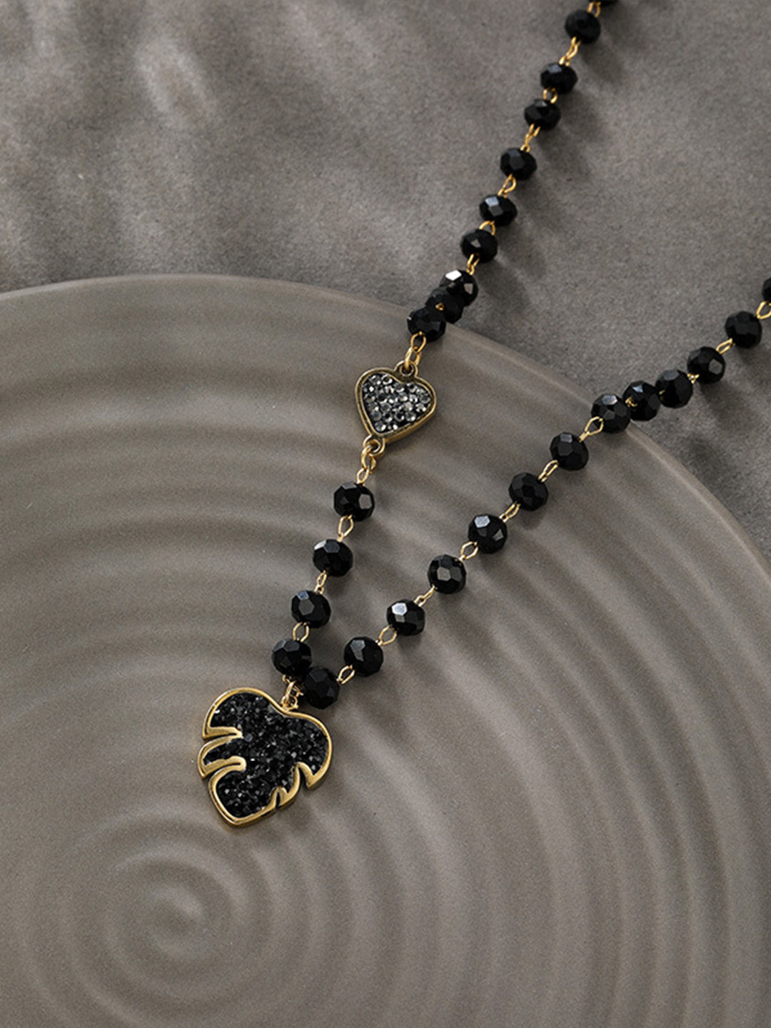 Black Glitter Leaf Beaded Jewellery Set Gold Close-Up Detail — Solisita