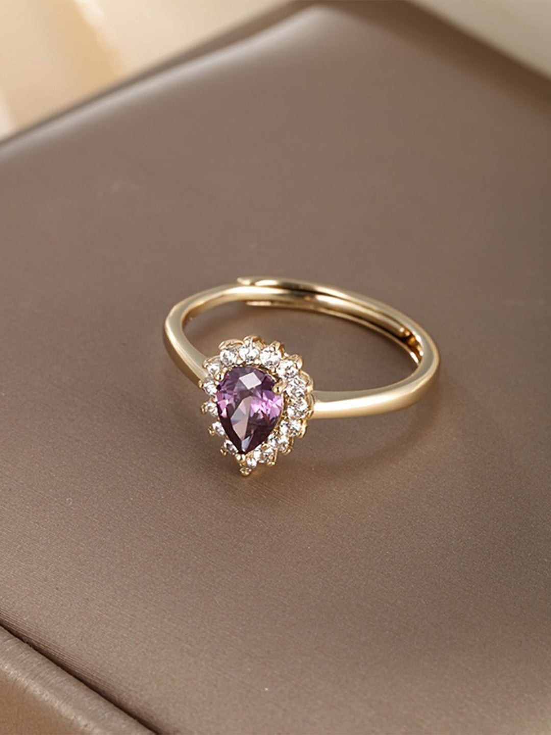 Crystal Teardrop Halo Ring Gold Detail — Solisita