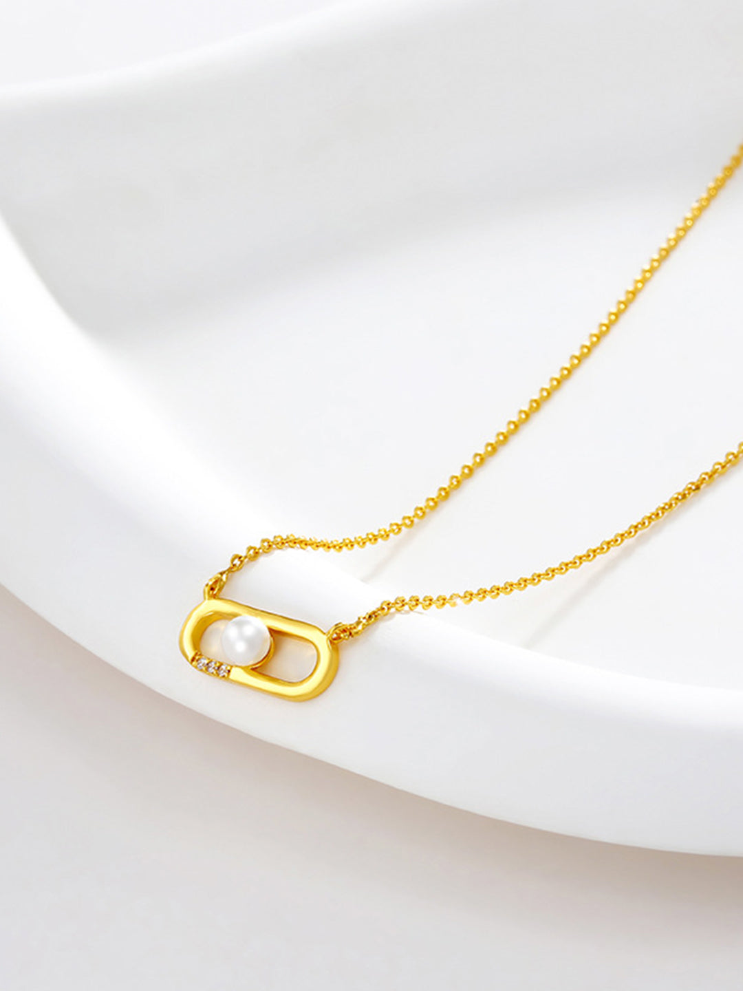 Paperclip Pearl Necklace Gold-Tone Detail — Solisita