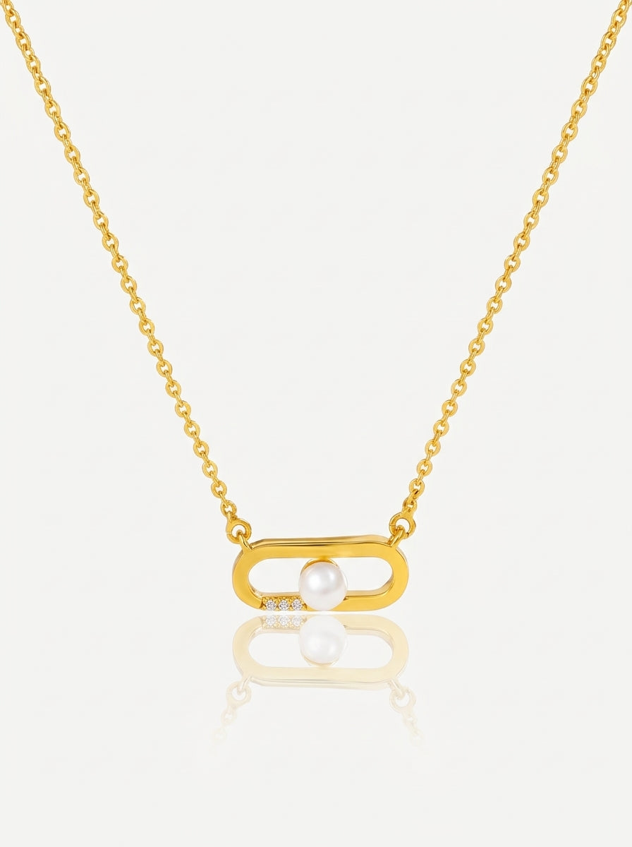 Paperclip pearl necklace gold tone front view — solisita