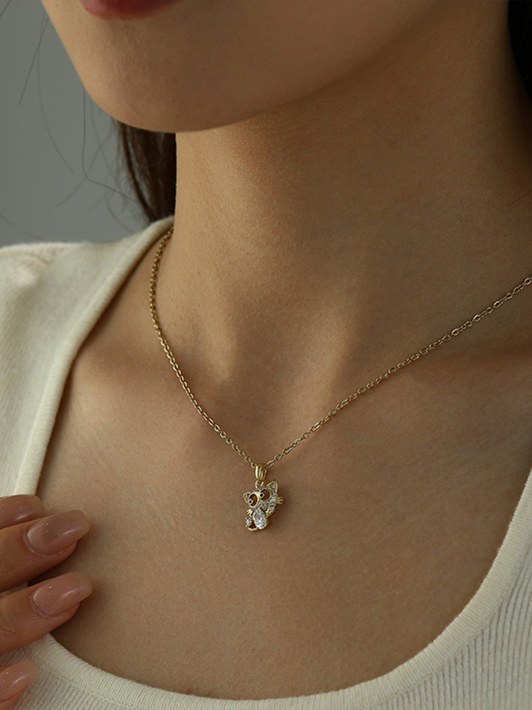 Sparkling crystal kitten pendant gold side view — solisita