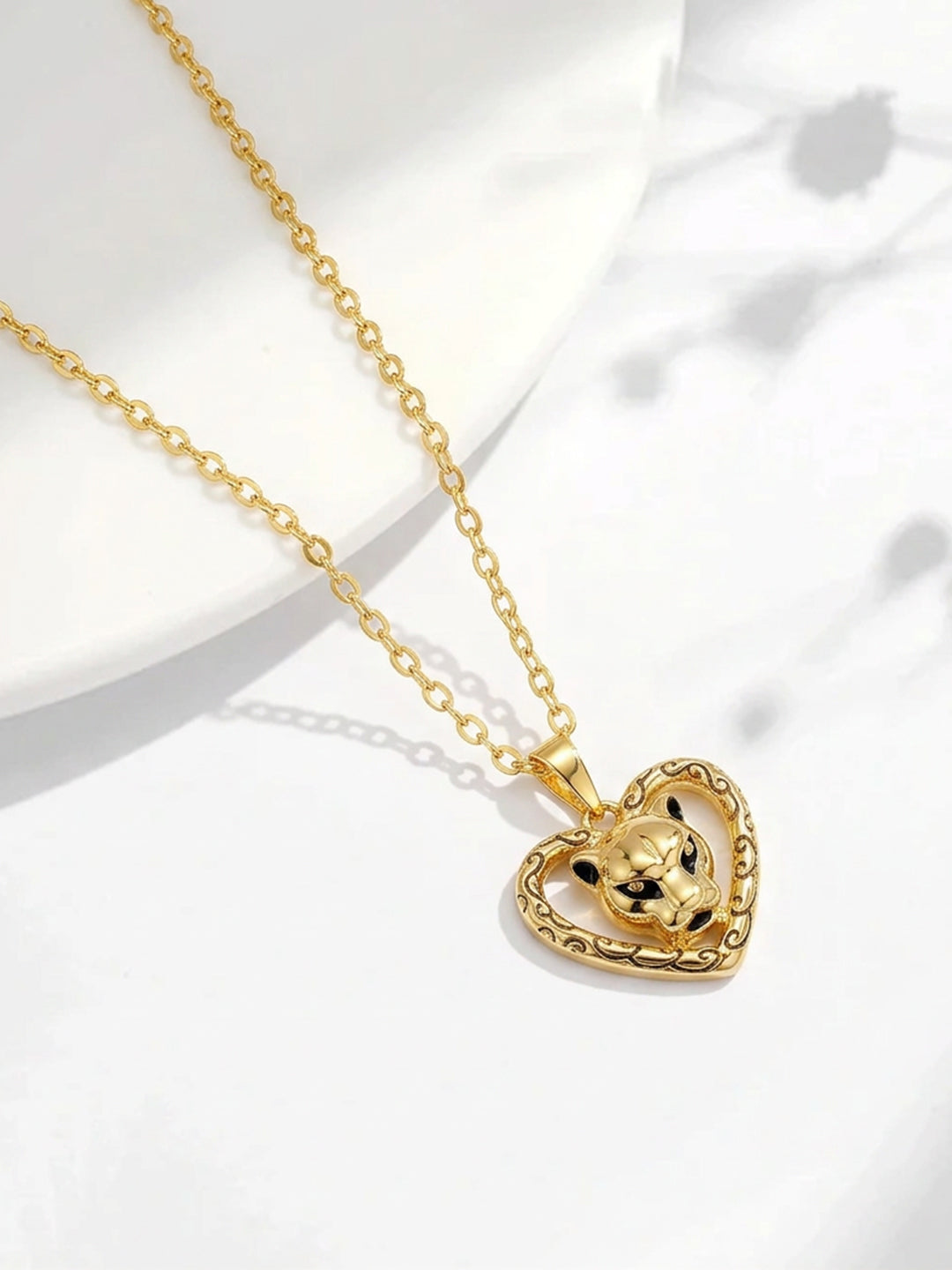 Vintage Panther Heart Pendant Gold Angle With Light — Solisita